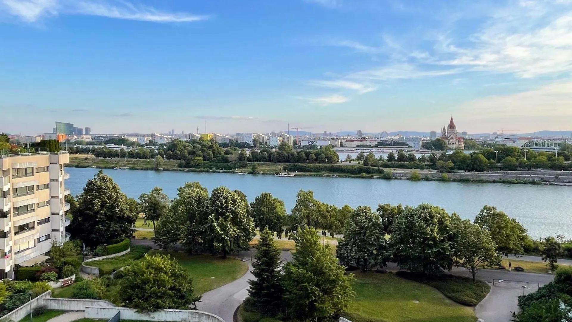 Danube Waterfront Apartment Wien